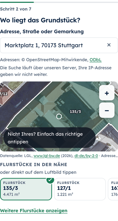 Formularschritt »Wo liegt das Grundstück?«: Adresse eingetippt, Flurstück auf dem Luftbild markiert